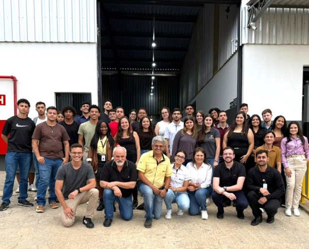 Acad�micos de Administra��o e Ci�ncias Cont�beis da Univ�s visitam a empresa ANILAG
